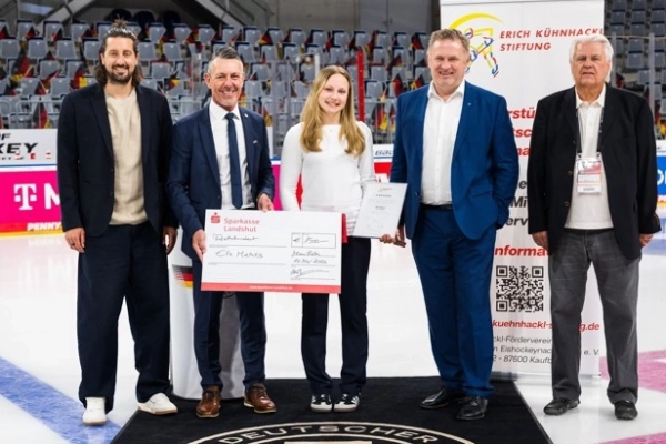 Ella Meints mit  „Goldenem Puck“ der Erich-Kühnhackl-Stiftung ausgezeichnet